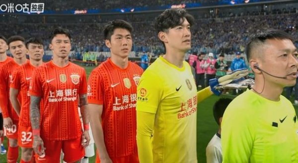 配资是做什么的 赛前列队时，颜骏凌用门将手套为一旁的小球童挡雨
